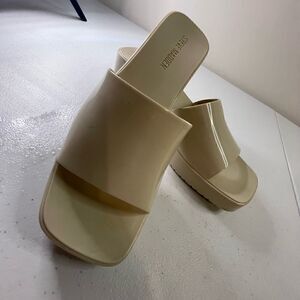 Crème vintage Steve Madden plastic sandals size 10